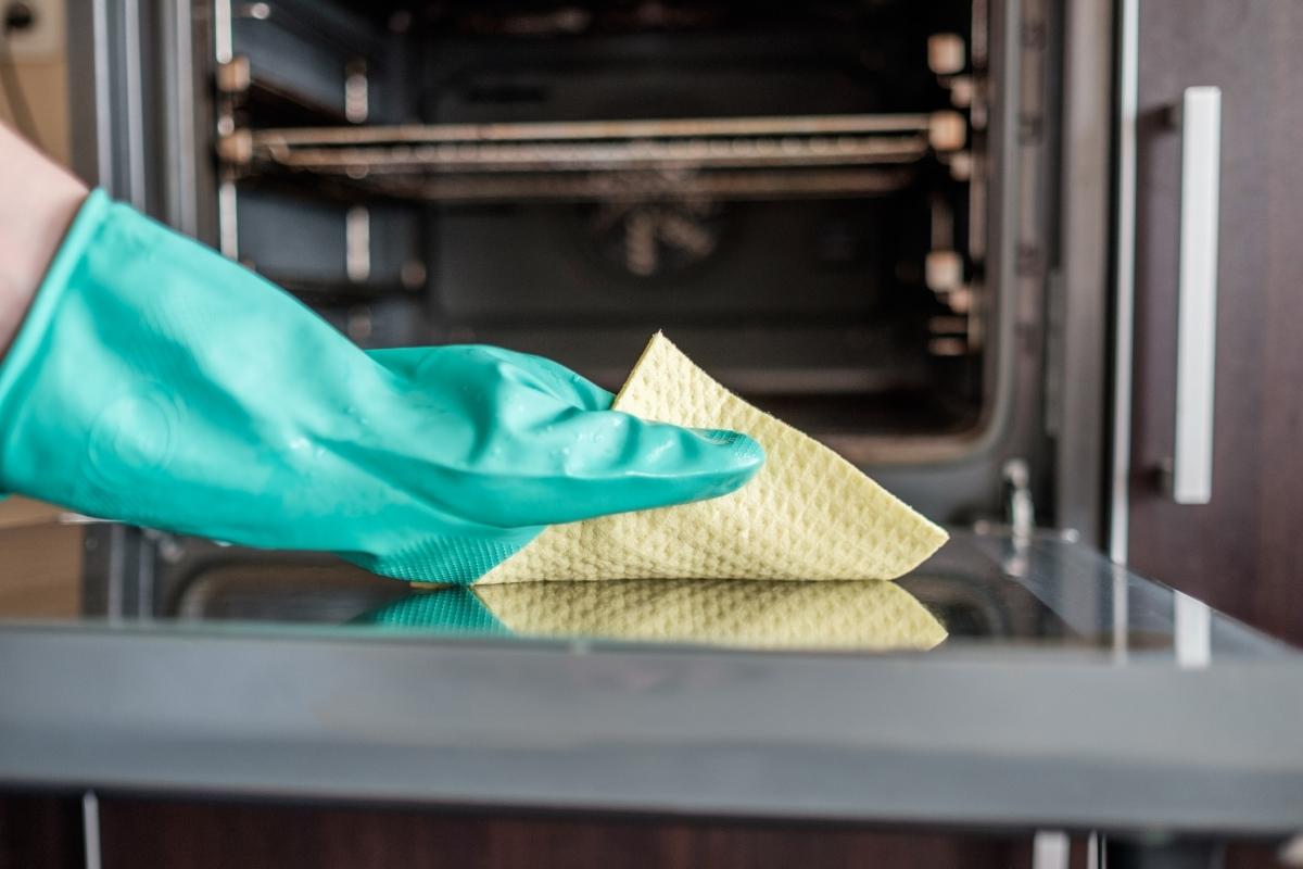 Aprenda 2 receitas baratas para limpar seu forno sem complicações; confira e aproveite