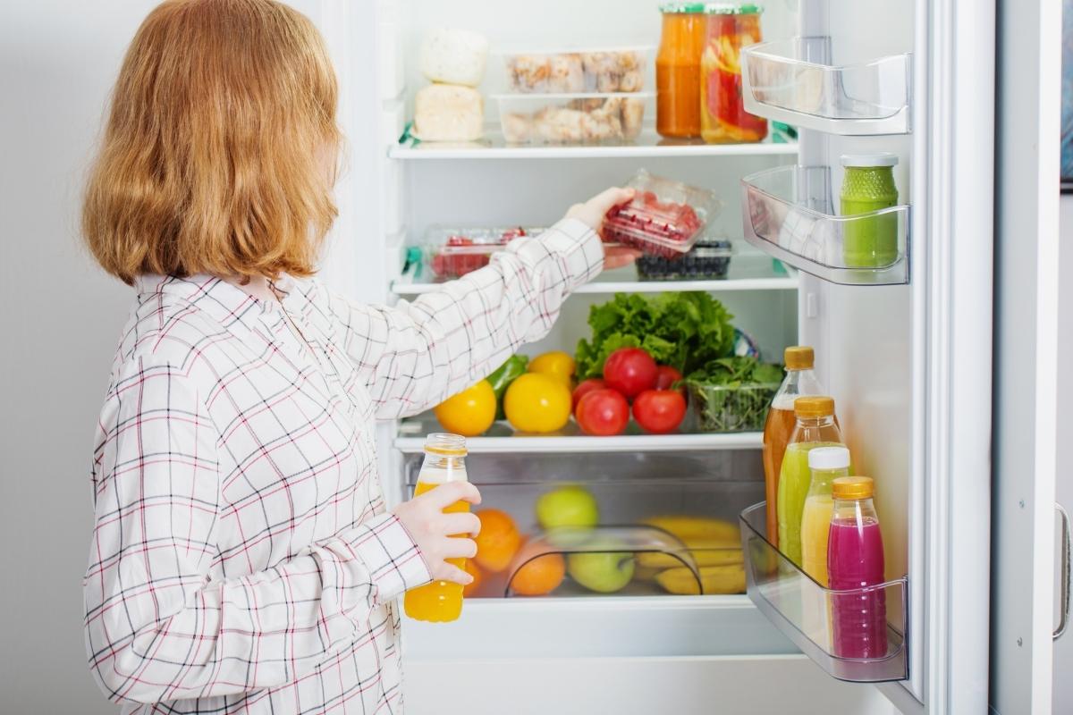 5 alimentos que não devem ficar dentro da geladeira e todo mundo coloca; confira