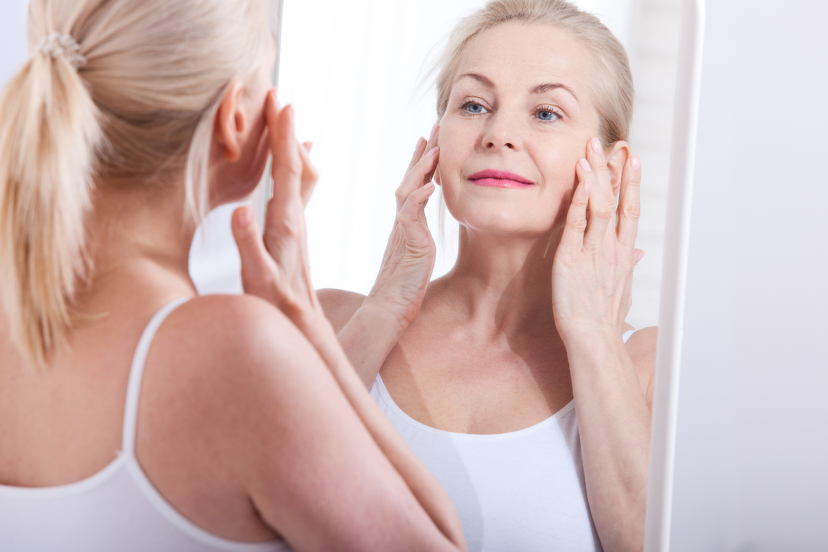 Aprenda a como cuidar da pele do rosto depois dos 50 anos 