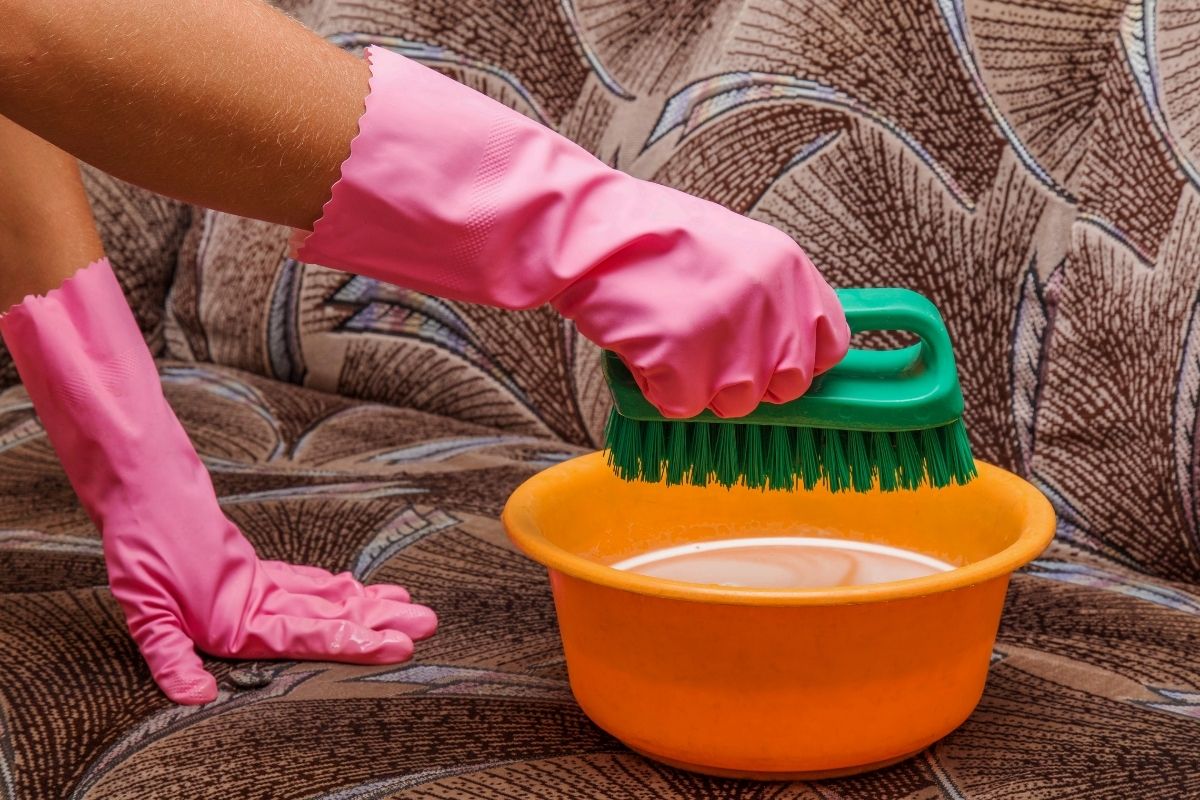 3 maneiras eficientes de limpar móveis estofados