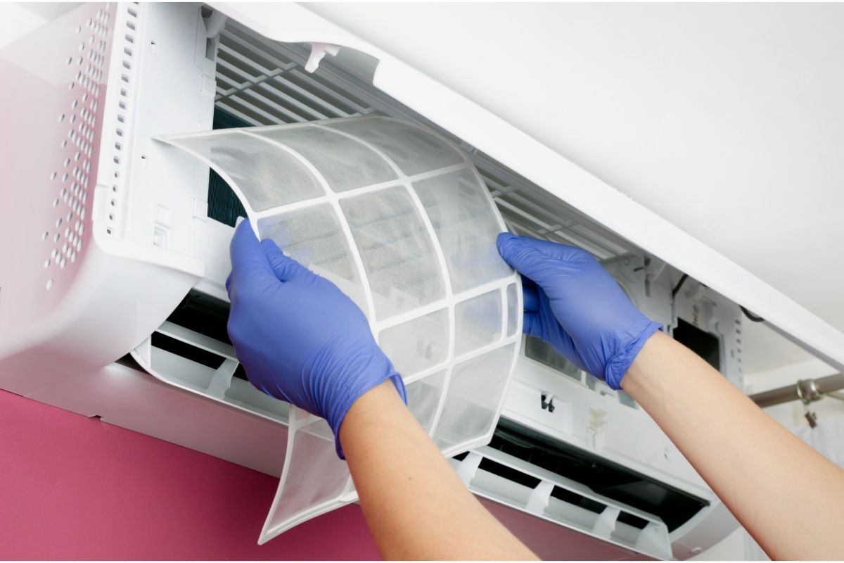 Descubra o prazo correto para limpeza e higienização do ar condicionado e como fazer em casa da maneira certa