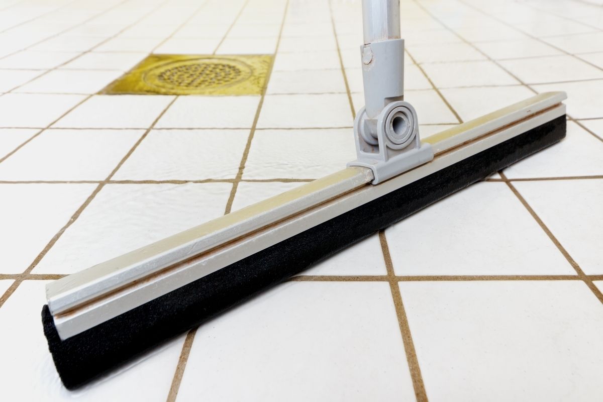 Como limpar fios de cabelo no chão?
