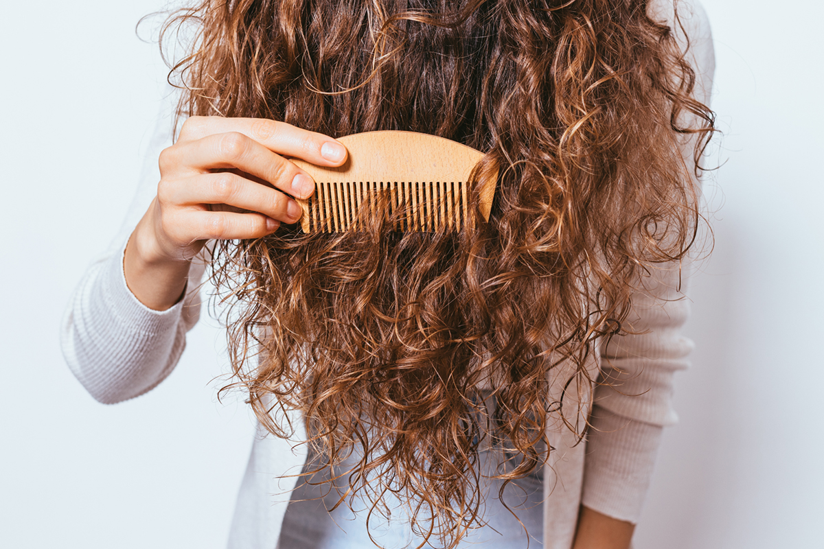 Misturinha caseira que elimina o frizz do cabelo como aplicar - Reprodução Canva