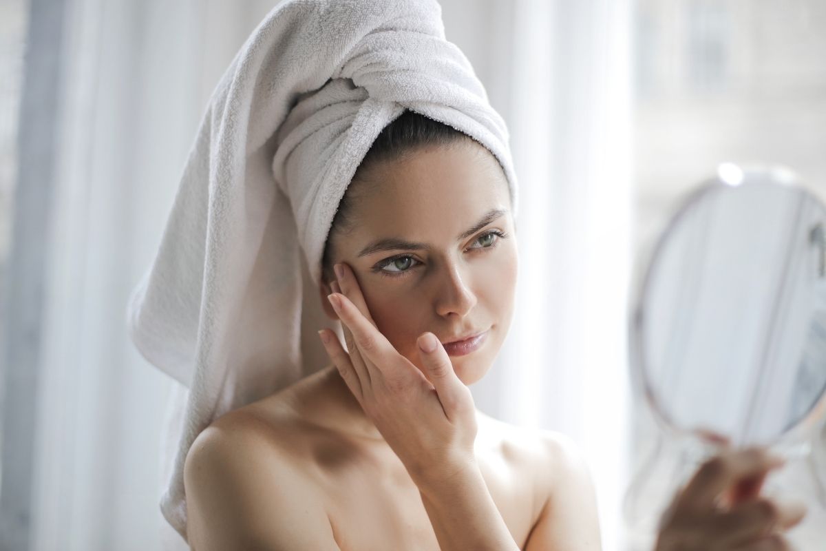 O que fazer para cuidar da pele em dias de muito frios, veja dicas práticas (Imagem: CanvaPro)