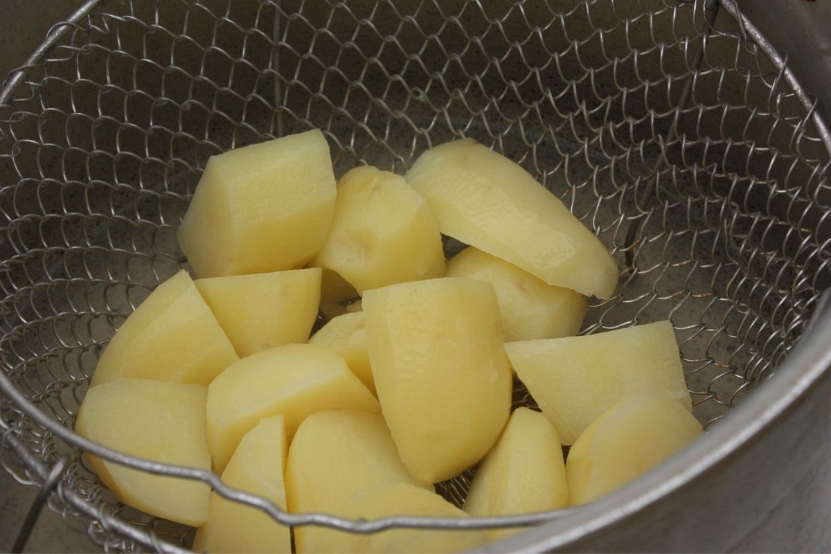 Quanto tempo leva para cozinhar a batata na panela de pressão_ - Reprodução Canva