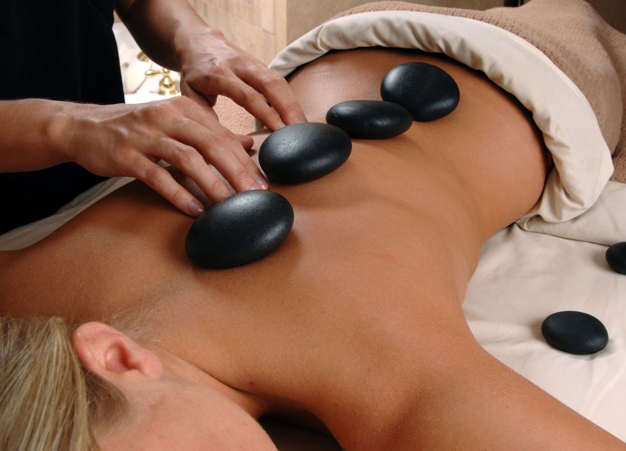 benefícios de uma massagem com pedras quentes