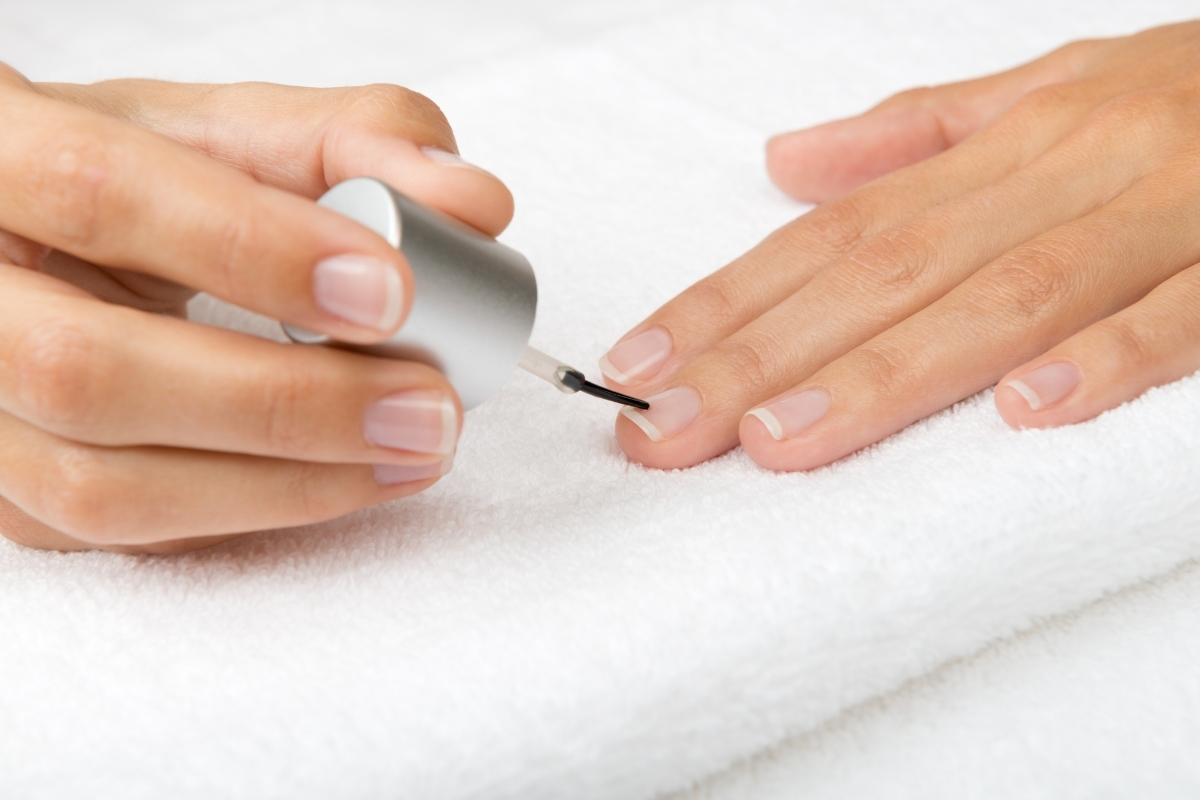 Conheça os truques para o esmalte durar mais e mantenha as unhas em dia - Foto: Canva