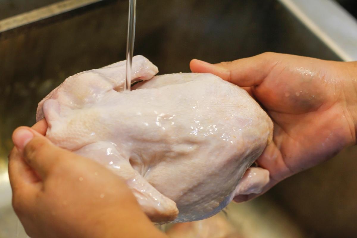 Saiba se deve ou não lavar carne e frango antes de preparar