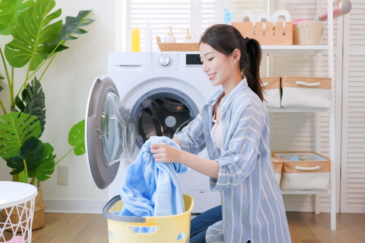 roupa lavada na máquina limpinha e cheirosa - Reprodução Canva