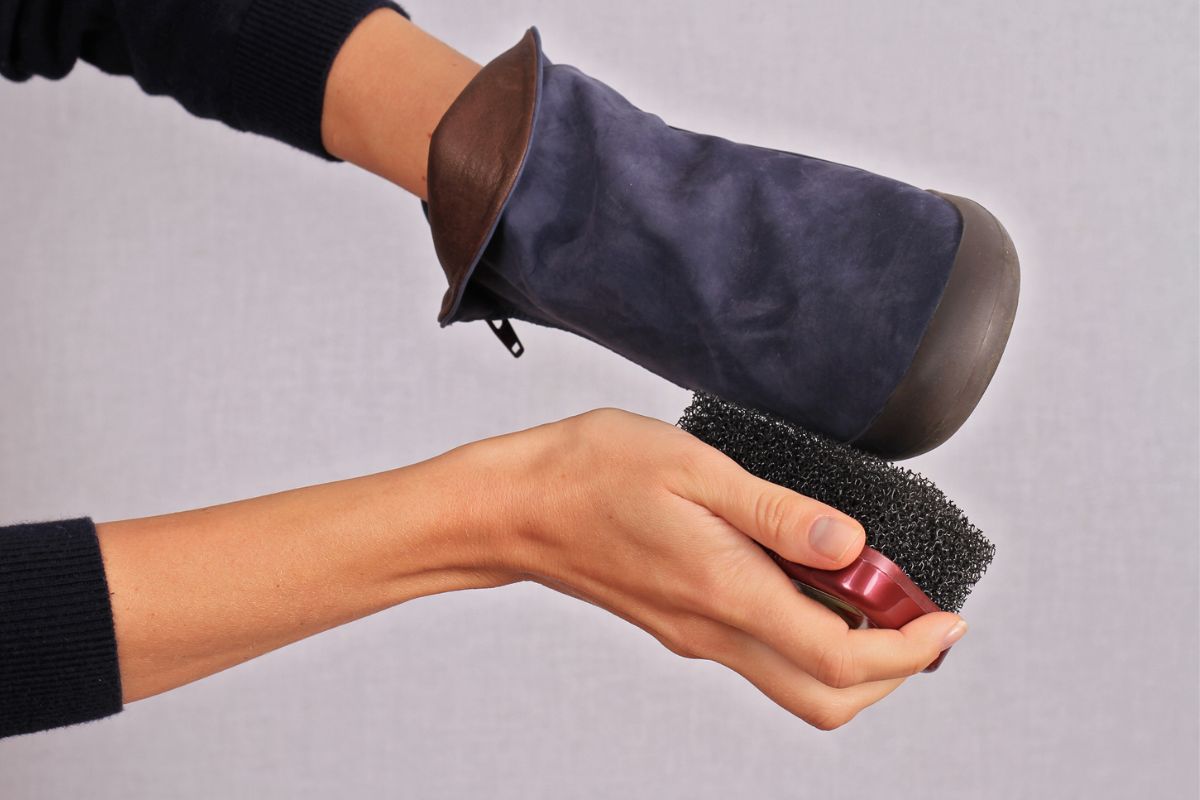 Aprenda a como limpar bota de camurça preta