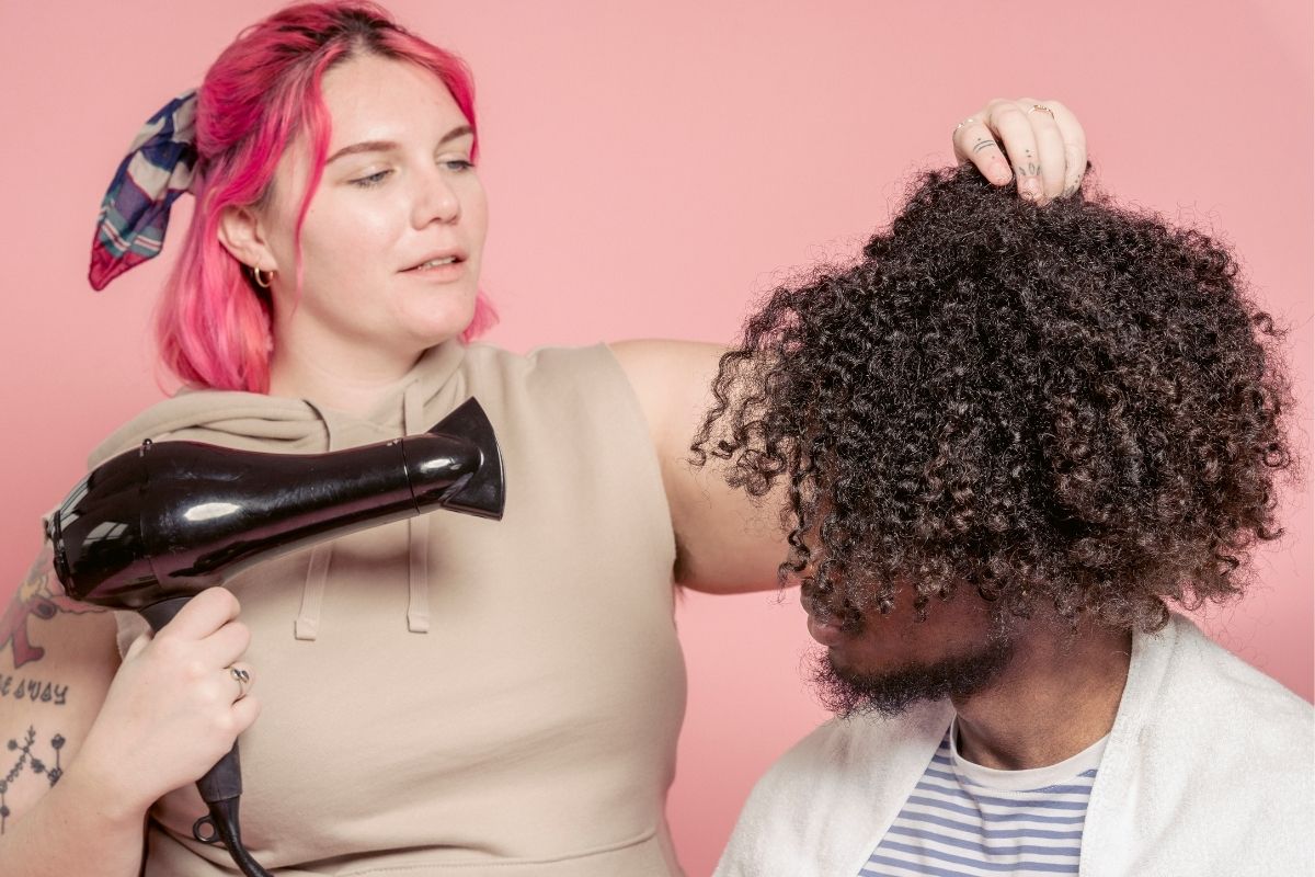 Aprenda a fazer misturinha para cabelo cacheado ressecado , dicas