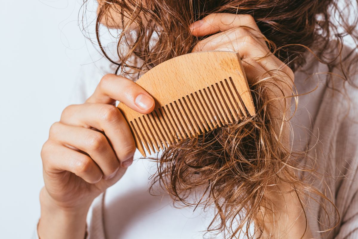 Aprenda truques para dominar os fios de cabelos arrepiados e ter uma aparência natural. (Imagem: CanvaPro)