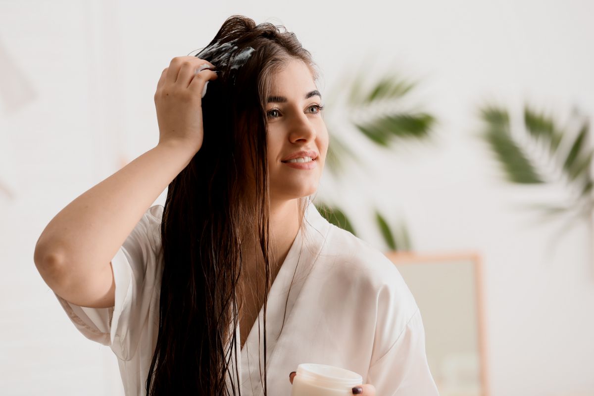 Como deixar o cabelo liso sem usar produtos químicos?