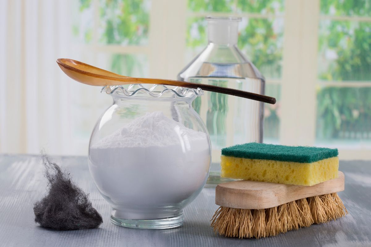 Como limpar o vaso sanitário com bicarbonato e vinagre?