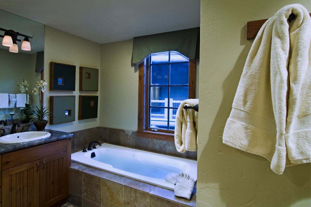 Pode deixar a toalha de banho úmida no banheiro? Saiba agora e evite problemas — Foto: Canva Pró