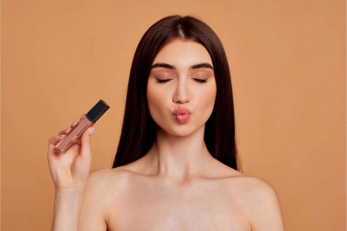 Saiba como truques da maquiagem podem aumentar lábios finos e diminuir lábios grossos — Foto: Canva pro