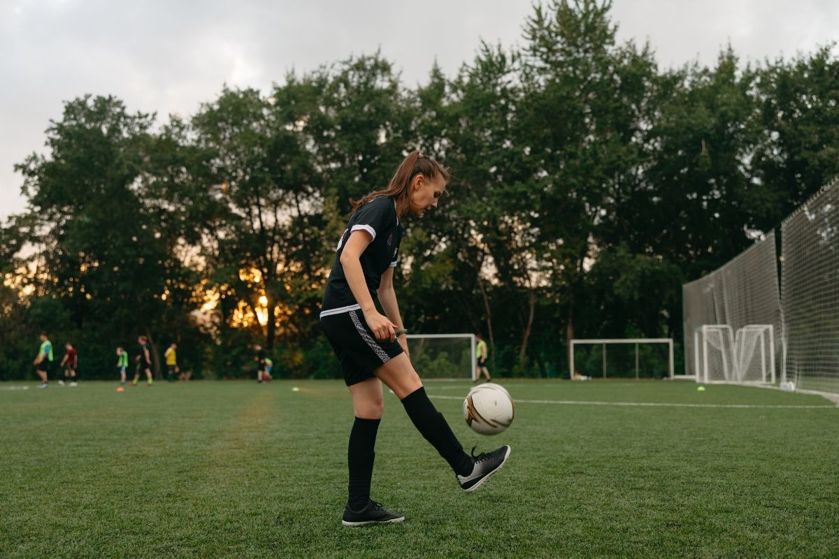 benefícios ao corpo feminino ao praticar futebol)