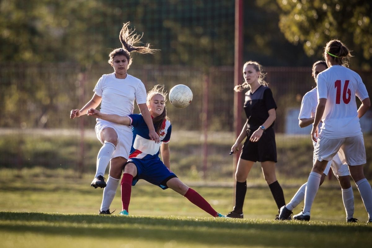 5 benefícios para o corpo feminino ao praticar futebol; saiba mais. Foto: Getty Images / Canva Pro