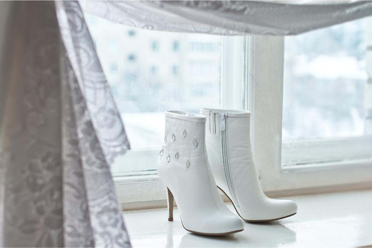 Como usar bota branca: deixe seu look mais moderno e estiloso com esse calçado da moda - CANVA Pro
