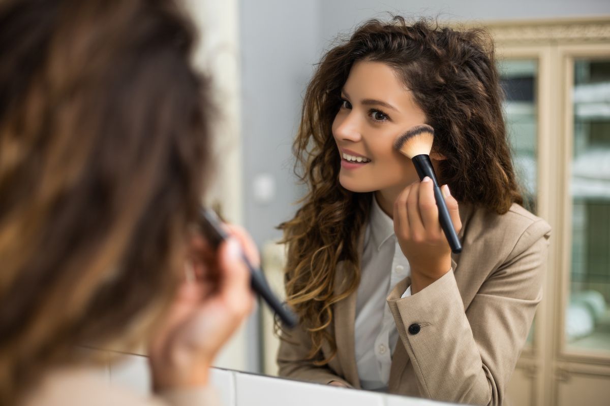 Saiba a diferença e dicas de como aplicar blush, contorno e iluminador na face. Foto: Canva Pro