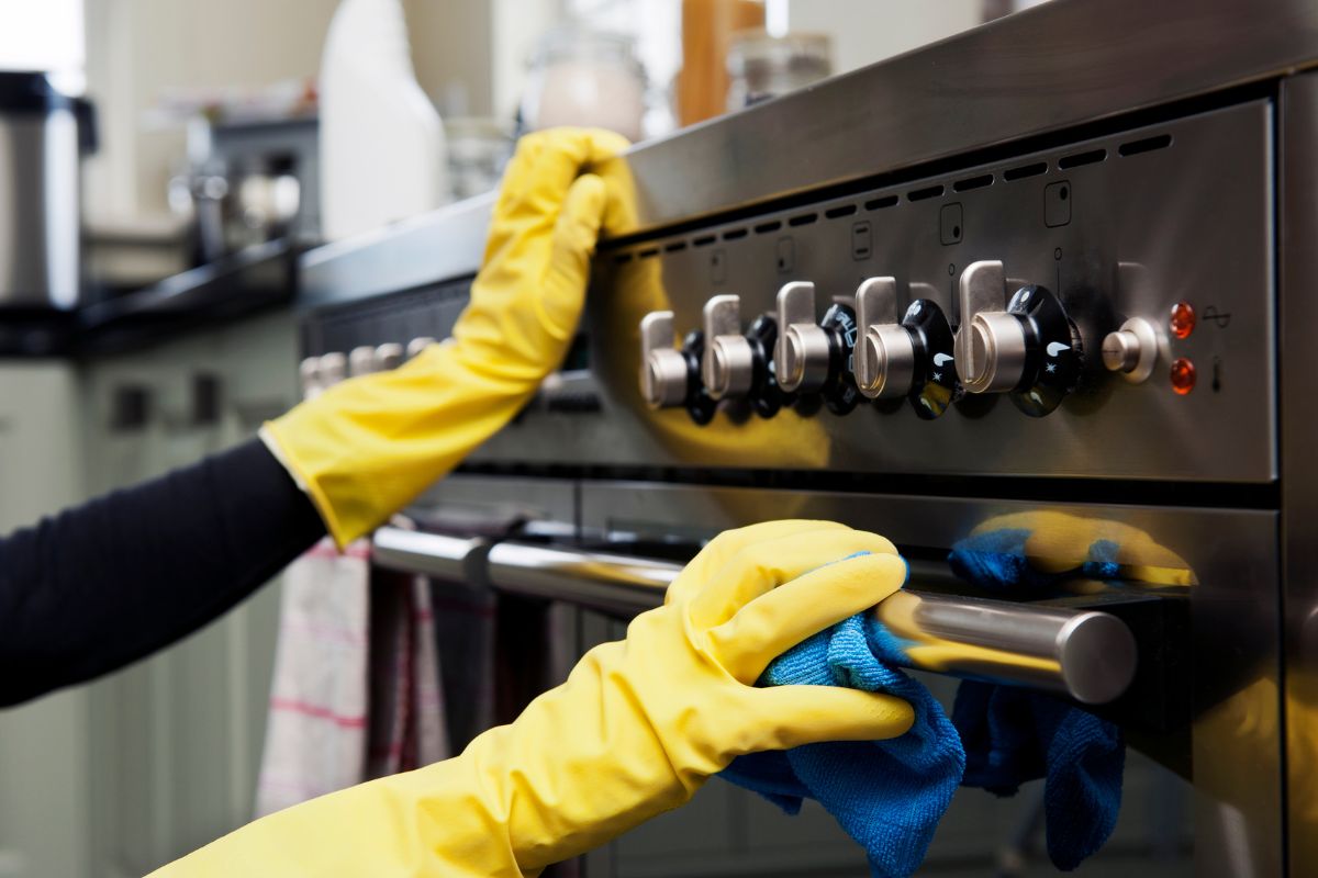 Você sabe como usar o recurso auto limpante do forno? - Foto: Canva