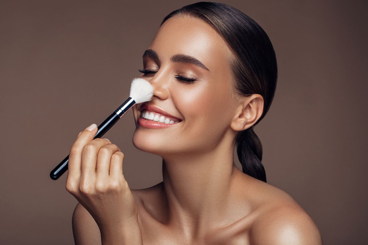 Aprenda dicas de preparação da pele antes de receber a maquiagem. Foto: Canva Pro