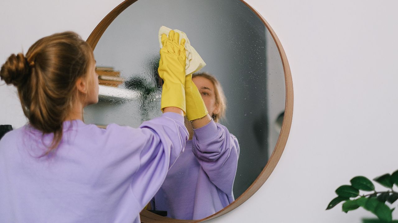 como fazer a limpeza dos espelhos