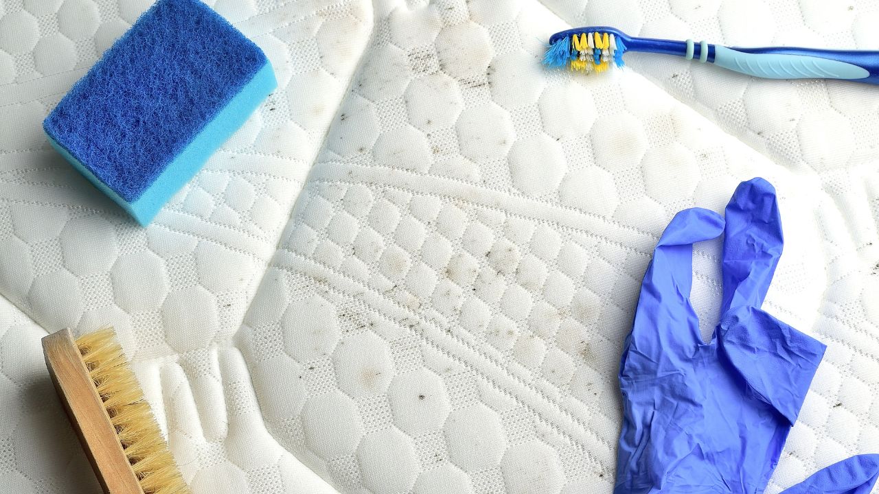 Почистить матрас в домашних условиях от пота
