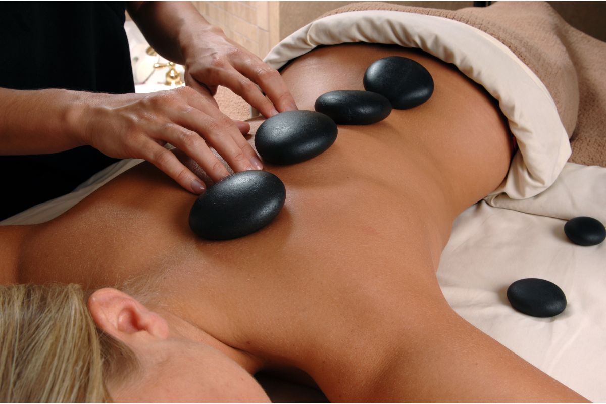 Dica de algumas massagens que podem ajudar a desinchar e reduzir medidas - Foto: Canva Pró