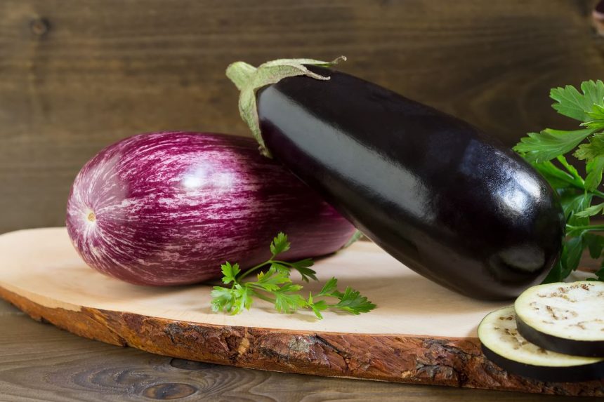 Berinjela a milanesa: veja como fazer e deixa sequinha e crocante! (Fonte: Canva)