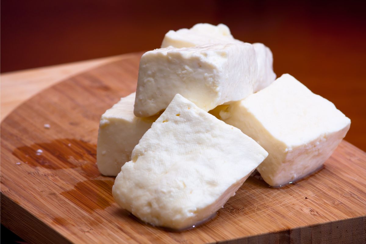 Como fazer queijo coalho: veja o passo a passo simples! 