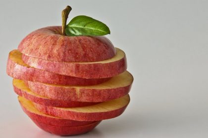 Quer evitar desperdícios e ter uma alimentação saudável? Confira truques certeiros para conservar maçã depois de cortada - Reprodução: Canva