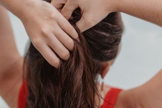 Suas madeixas estão fracas e opacas? Saiba como fazer produtos caseiros para cabelos finos com gelatina e se surpreenda - Reprodução: Canva