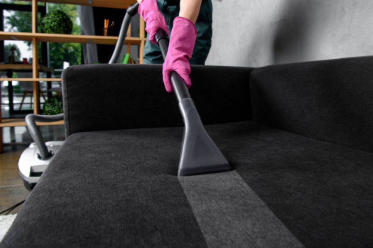 Quer economizar e manter a casa um brinco? Saiba como fazer uma mistura caseira para higienizar o sofá - Reprodução: Canva
