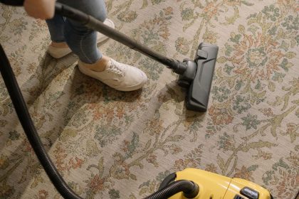 Eles dão charme para o ambiente, mas precisam de atenção na hora da limpeza: aprenda como limpar tapete felpudo a seco com produtos caseiros - Reprodução: Canva