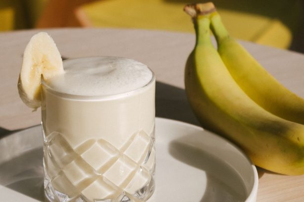 Anda desanimado? Saiba como fazer vitamina de banana com amendoim e tenha uma dose de energia e saúde - Reprodução: Canva