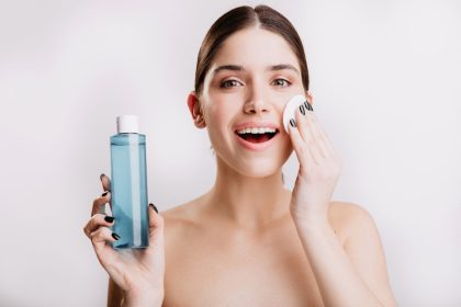 Da remoção da maquiagem à hidratação: surpreenda-se com os benefícios da água micelar - Reprodução: Freepik