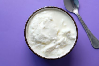 Quer aprender uma receita fácil e saudável? Leia esta matéria e saiba como fazer iogurte natural com dois ingredientes - Reprodução: Canva