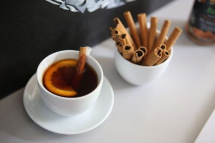 Mais disposição e humor para o seu dia! Descubra quais são as vantagens de se tomar chá de canela todas as manhãs - Reprodução: Canva