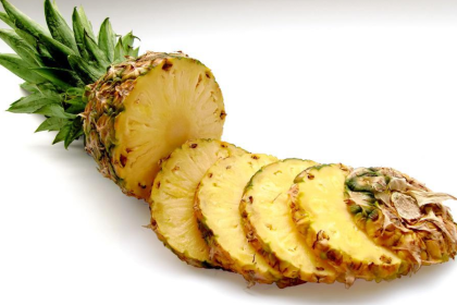 Prepare uma deliciosa água saborizada de casca de abacaxi e conheça os benefícios dessa bebida (imagem: pixabay)