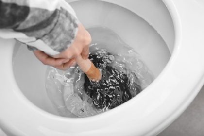 Problemas no banheiro? Aprenda como desentupir vaso sanitário fácil e rápido com método caseiro
