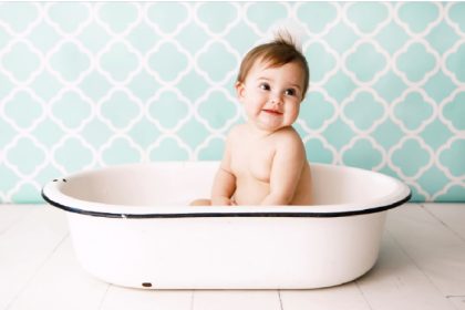 Como limpar banheira de bebê, dicas eficientes para manter a higiene deste item (Foto: Canva Pro)