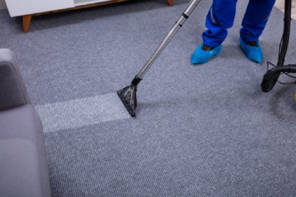 Como limpar carpete: passo a passo eficiente para higienizar superfície (Foto: Canva Pro)