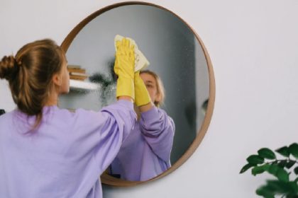 Como limpar espelho, aprenda como higienizar o acessório sem arranhar ou desgastar (Foto: Canva Pro)