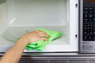 Como limpar micro-ondas, passo a passo fácil para deixar seu eletrodoméstico como novo (Foto: Canva Pro)