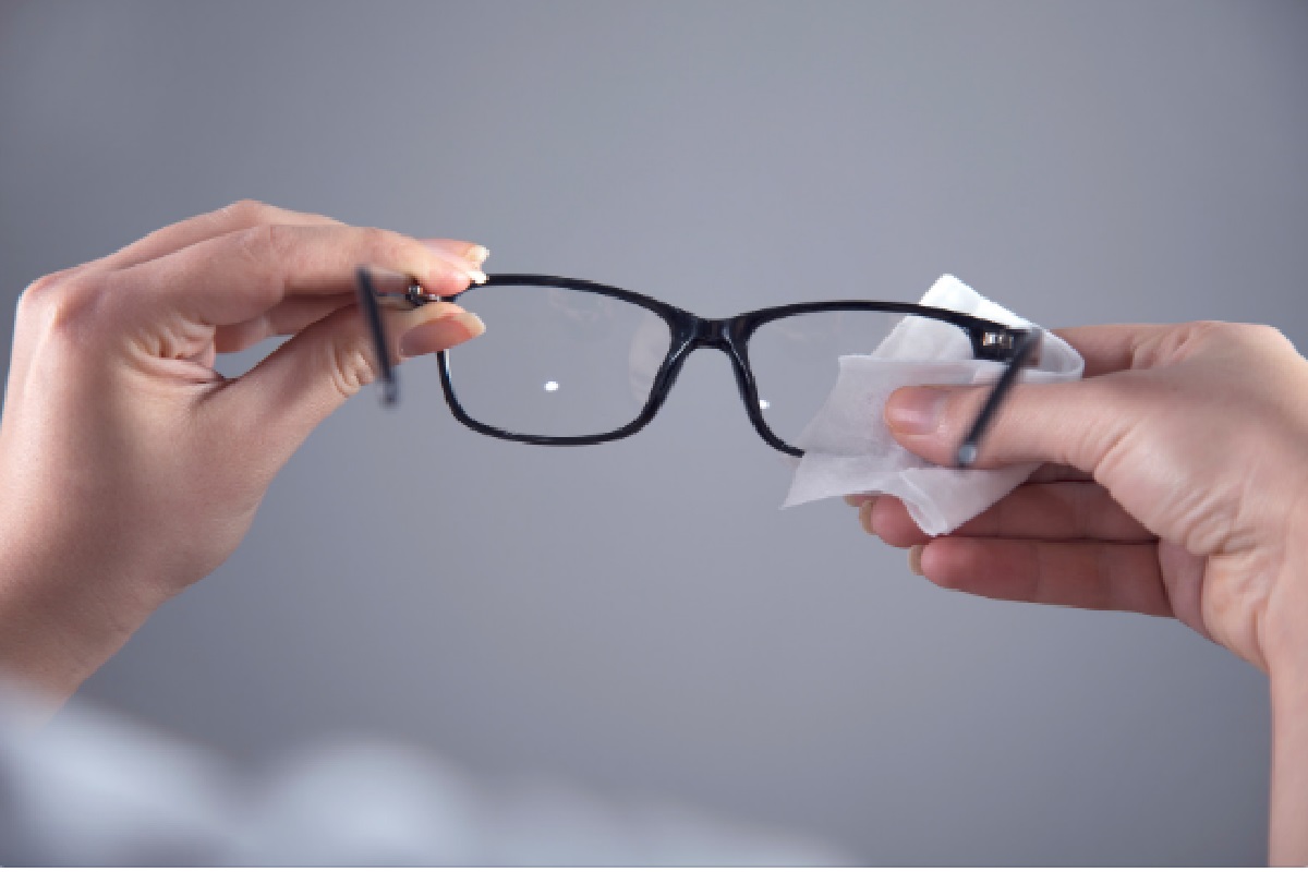 Como limpar óculos sem estragar lentes, aprenda passo a passo eficiente (Foto: Canva Pro)