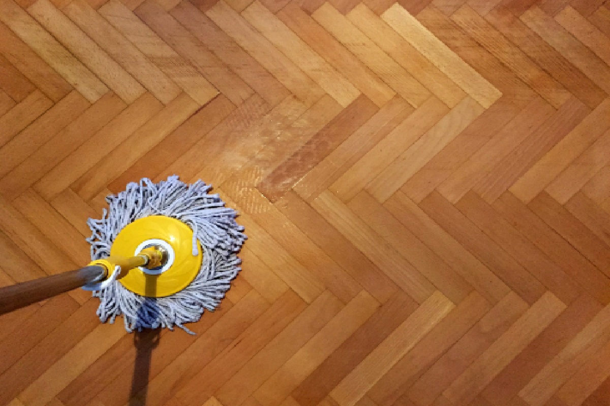 Para limpar piso de madeira, veja dicas e truques que evitam erros e estragos (Foto: Canva Pro)