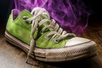 Como tirar chulé dos sapatos com misturinha caseira, nunca mais passe constrangimentos (Foto: Canva Pro)