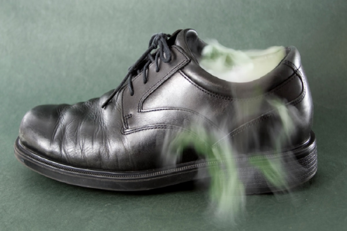 Como tirar chulé dos sapatos com misturinha caseira, nunca mais passe constrangimentos (Foto: Canva Pro)