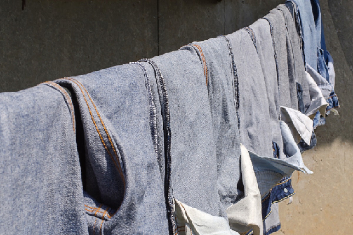 Como lavar jeans sem desbotar, dicas fáceis para maior durabilidade (Foto: Canva Pro)